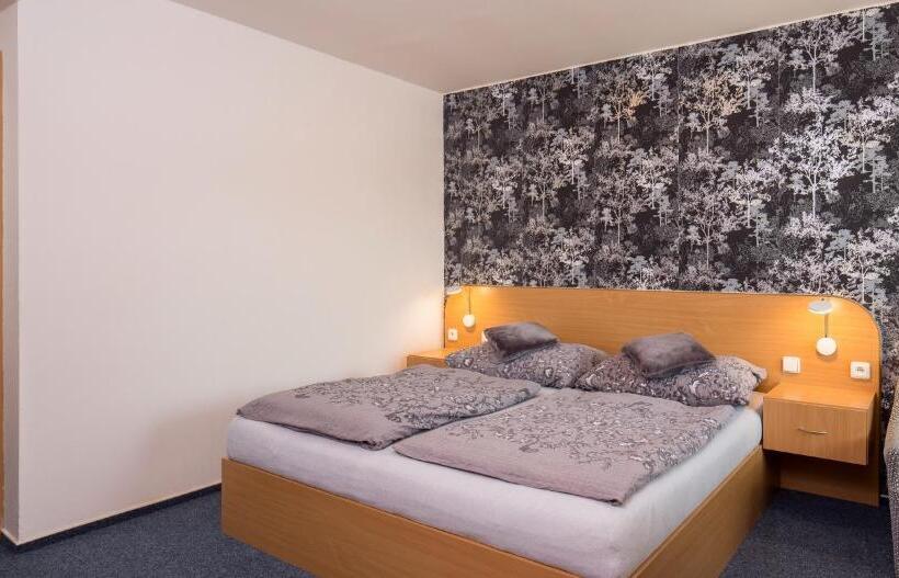 חדר סטנדרט לשלושה, Kobero