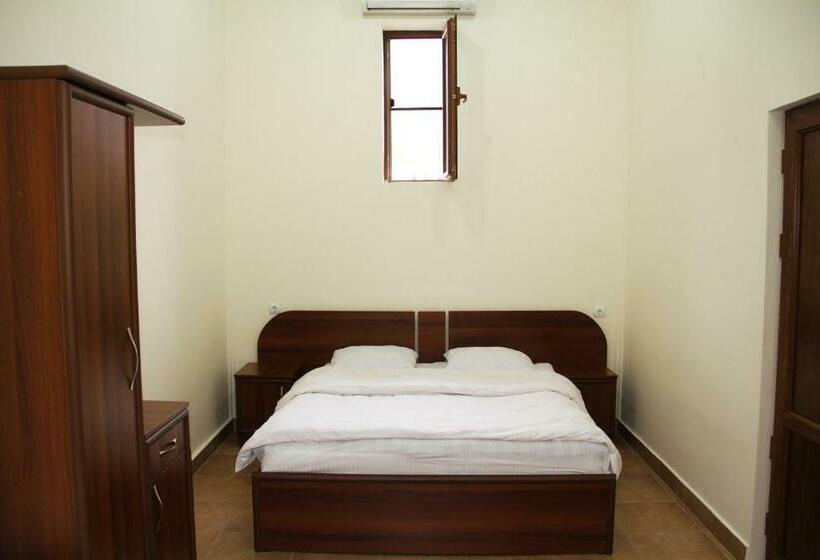 غرفة عائلية, Marishok