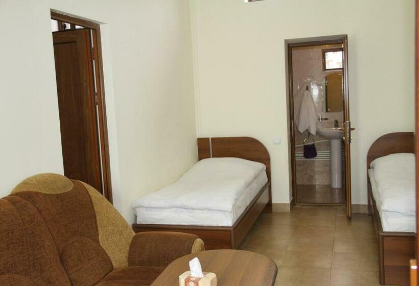 غرفة عائلية, Marishok