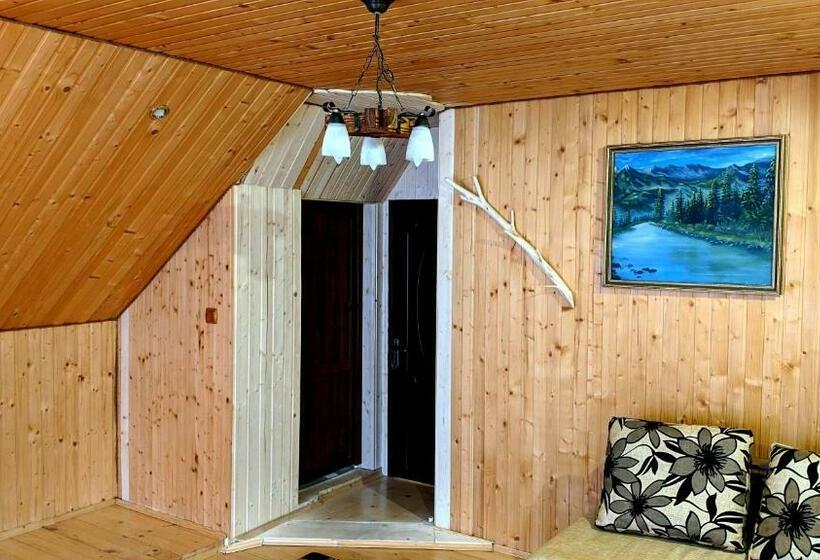 Номер Стандарт Вид на Горы, Gostynna Rodyna