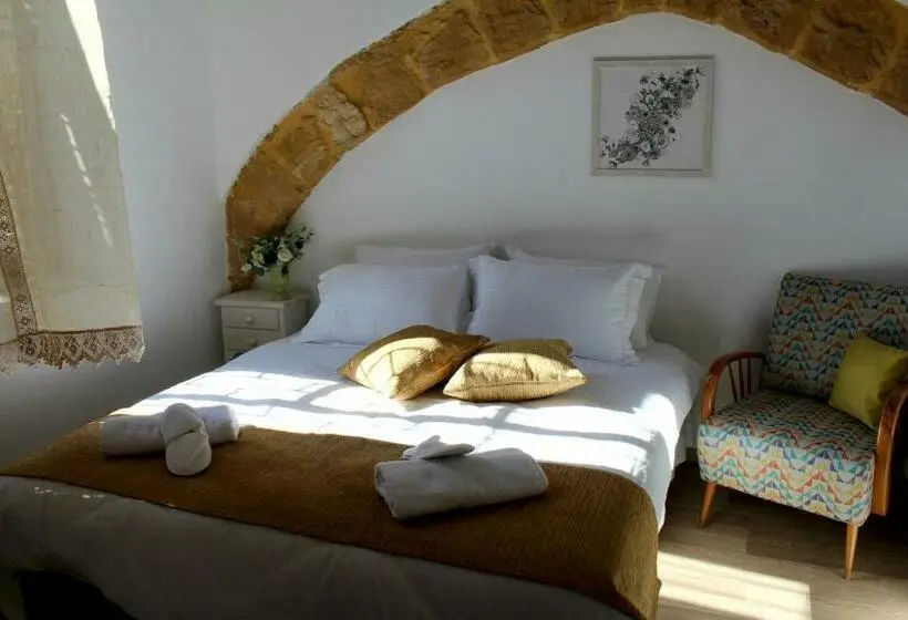 デラックスルーム, Pedieos Guest House