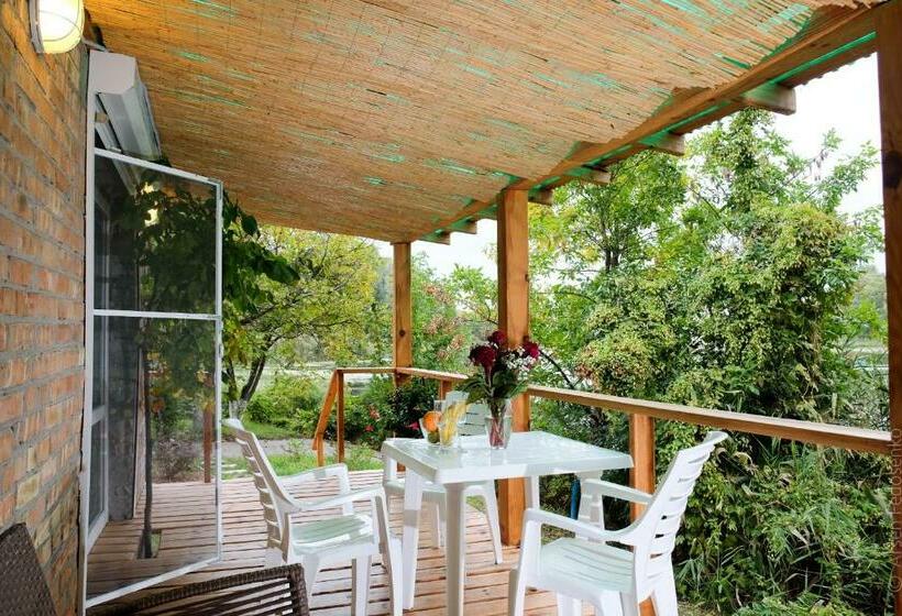 غرفة قياسية ثلاثية مزودة بشرفة, Black Cube