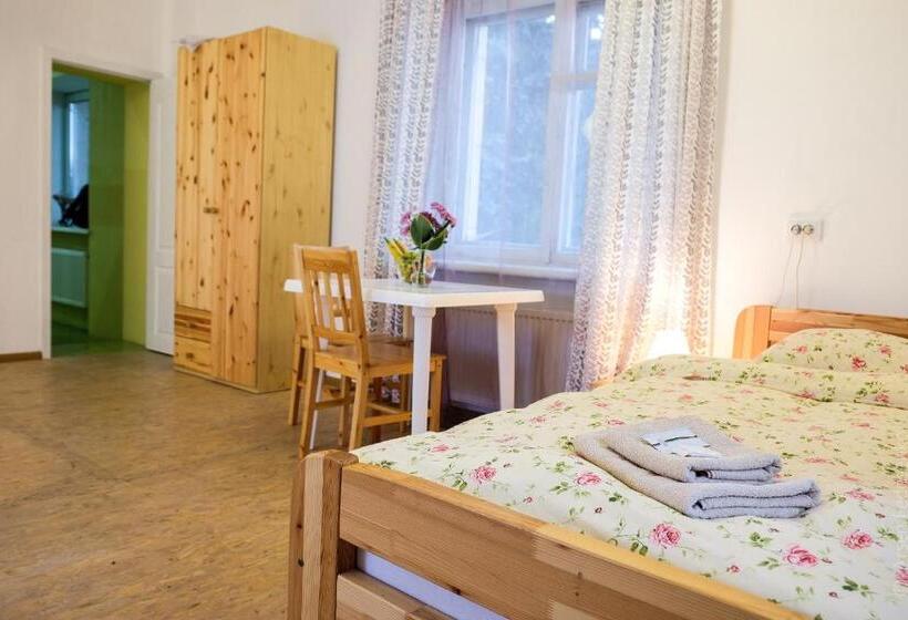 منزل 4 غرف نوم, Black Cube