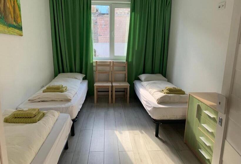 غرفة قياسية حمام مشترك, Black Cube