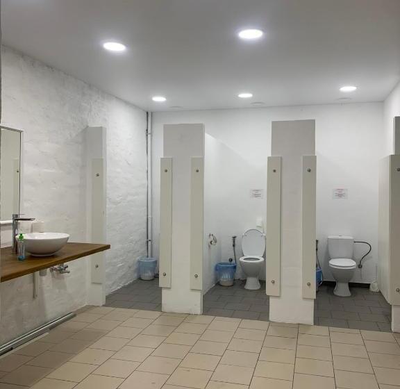 غرفة قياسية حمام مشترك, Black Cube