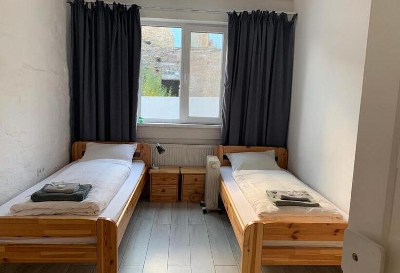 غرفة قياسية حمام مشترك, Black Cube