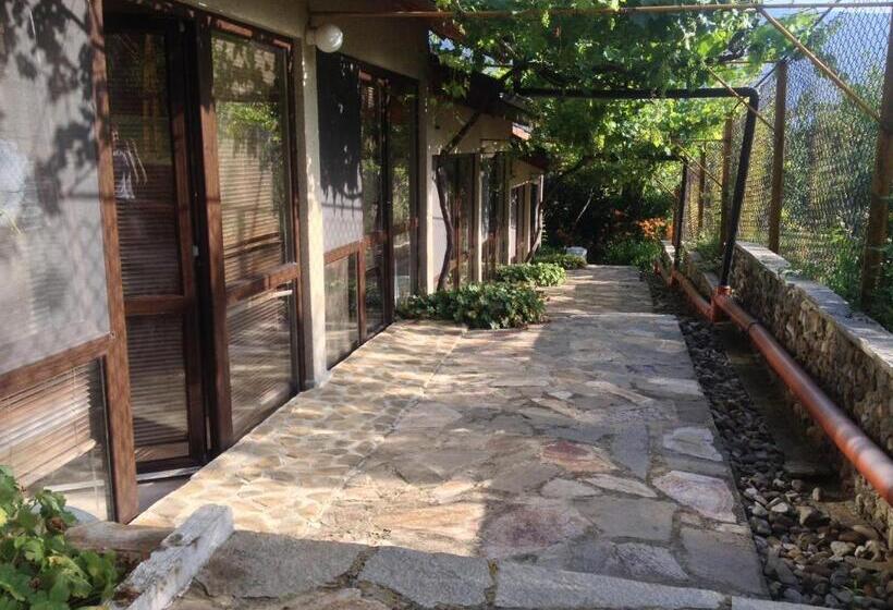 带花园景观和一个卧室的别墅, Family Hotel Belvedere