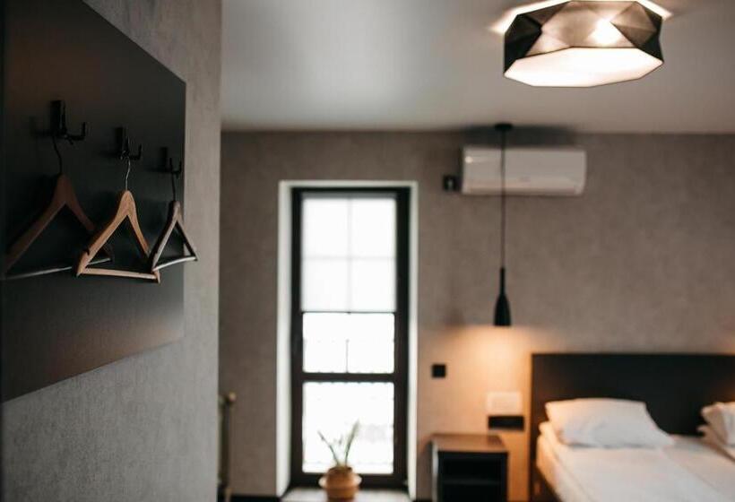 Полулюкс, Bastion