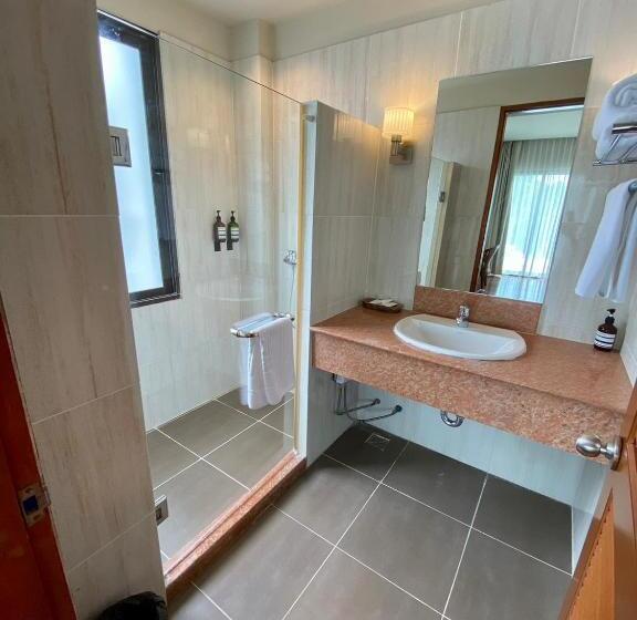 Suite with lake view, Patravana Resort