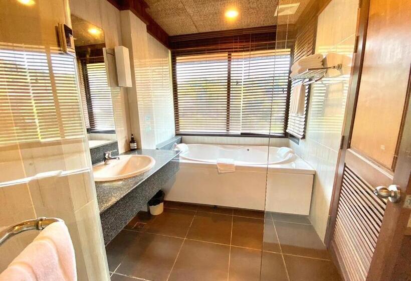 Suite with lake view, Patravana Resort