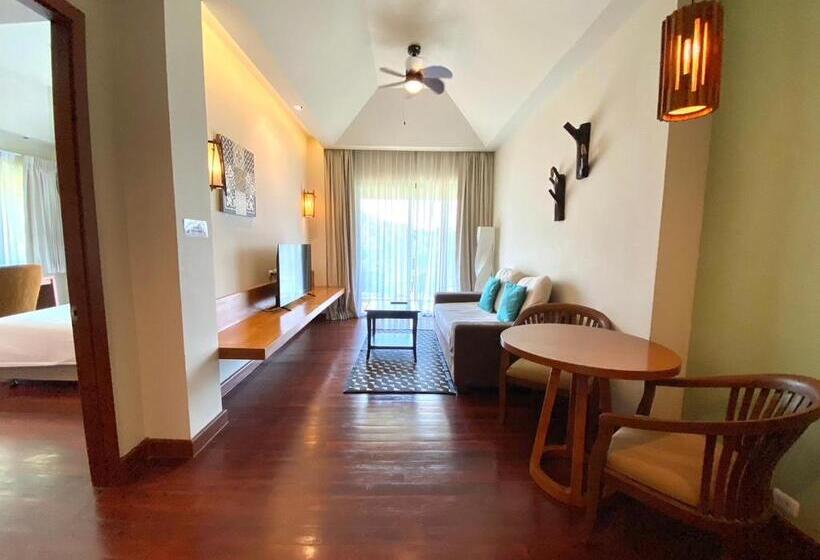 Suite with lake view, Patravana Resort
