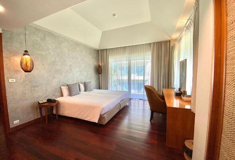 Suite with lake view, Patravana Resort