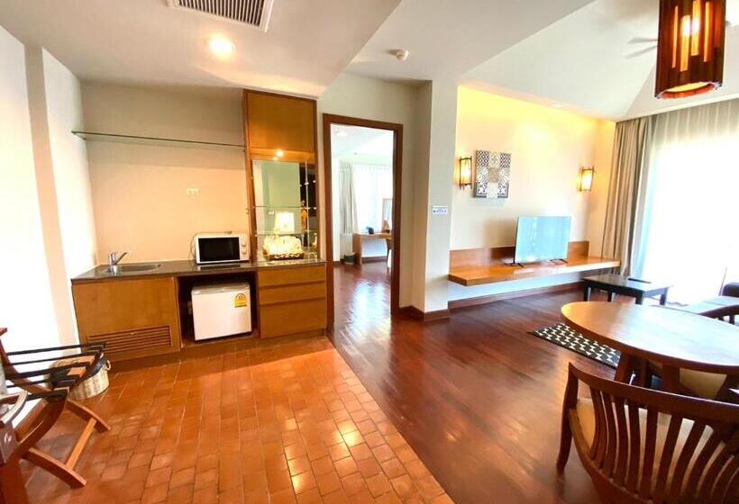 Suite with lake view, Patravana Resort
