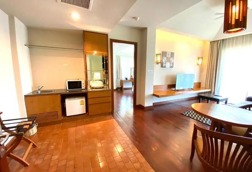 Suite with lake view, Patravana Resort