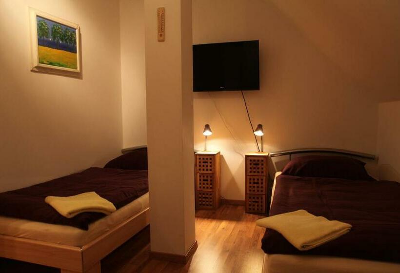 Standar Háromágyas Szoba Erkéllyel, König In