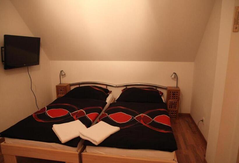 Négyszemélyes Standard Szoba Erléllyel, König In