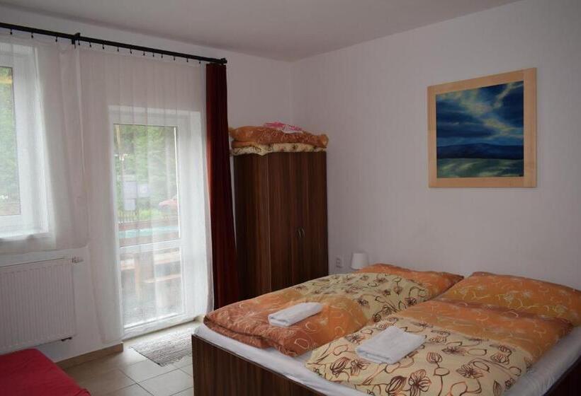 4인용 스탠다드 룸, U Veselé Lišky