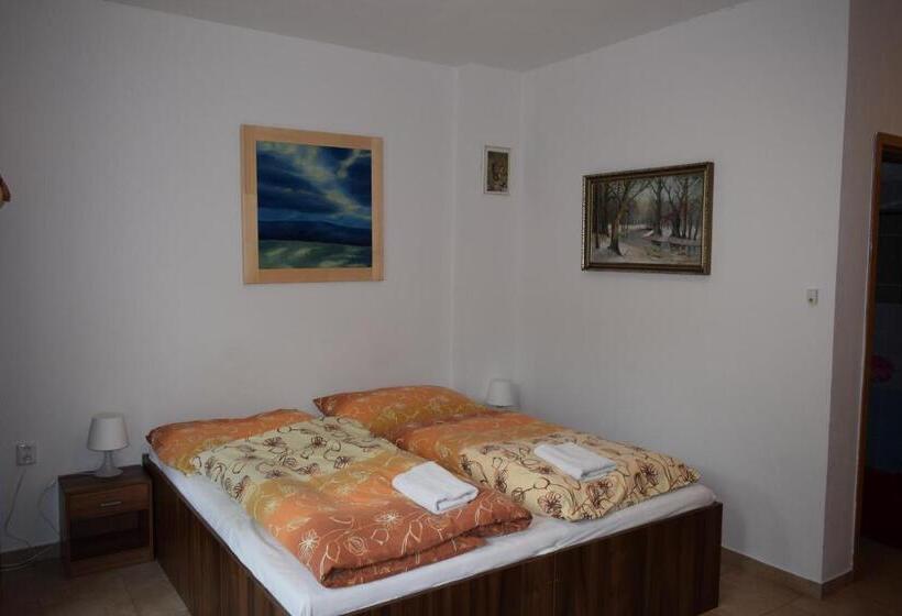 4인용 스탠다드 룸, U Veselé Lišky