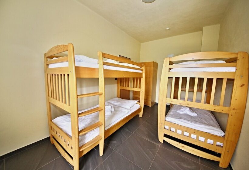 基本四人间, Pension Jezerná