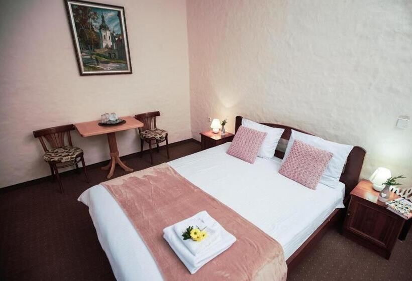 标准三人间, Fazenda Na Goncharakh