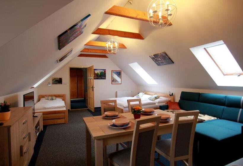 דירת חדר סופריור, Hostinec A Penzion Dolní Dvůr