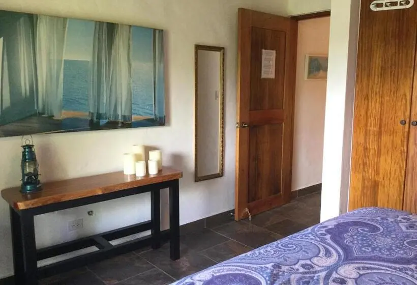 バルコニー付きスタンダードルーム, Hawk's Nest Bed & Breakfast