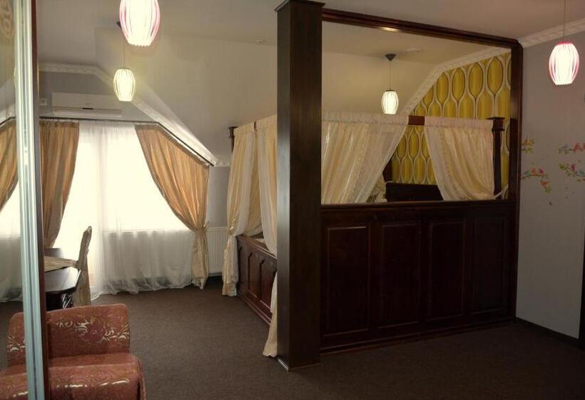 סוויטה, Golden Palace