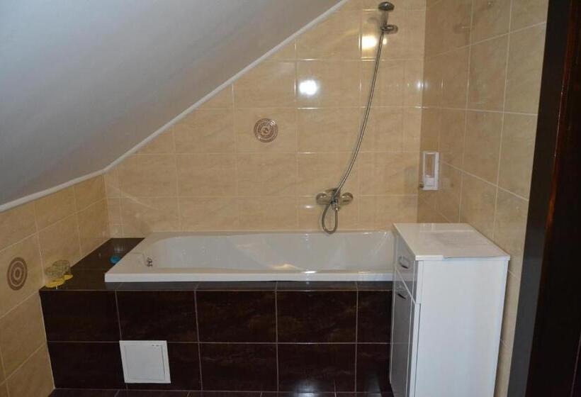 חדר אקונומי, Golden Palace