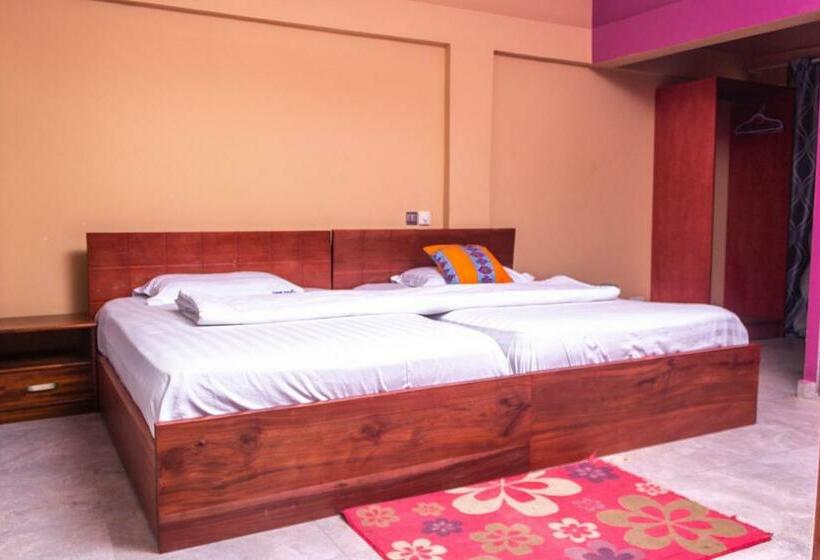 디럭스 룸, Triple Hill