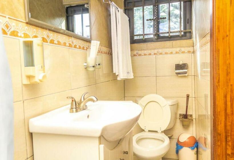 디럭스 룸, Triple Hill