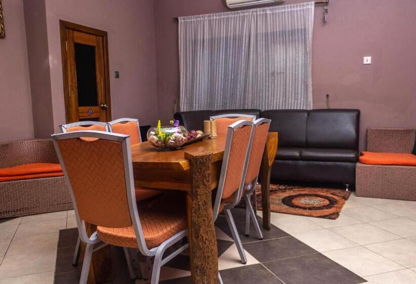 家庭套房, Triple Hill