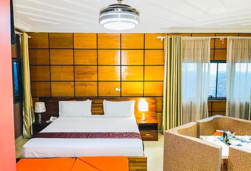 이그제큐티브 스위트, Triple Hill