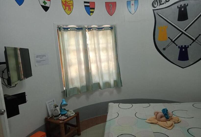 اتاق لوکس, Old Castle