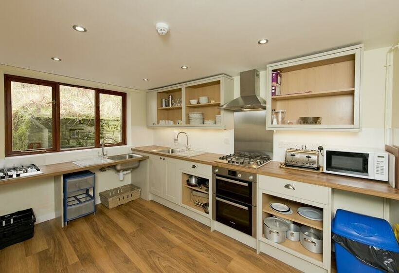 سرير فى غرفة مشتركة مزودة بحمام مشترك, Yha Brecon Beacons Danywenallt   Hostel