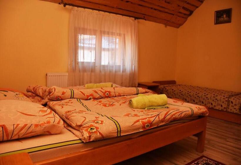 Номер Стандарт Трехместный, Guest House Mandrivnyi Rooms&apartments