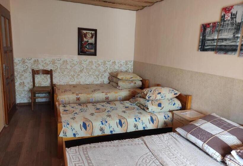 إستديو عائلى, Guest House Mandrivnyi Rooms&apartments