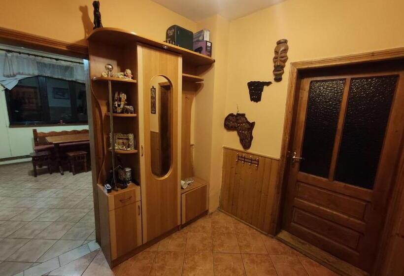 Апартаменты 1 Спальня Нижний Этаж, Guest House Mandrivnyi Rooms&apartments