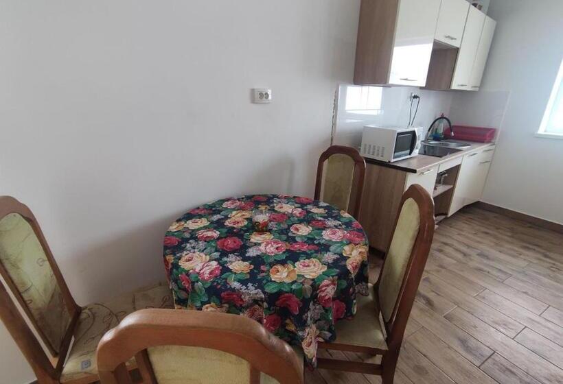 شقة غرفتين, Guest House Mandrivnyi Rooms&apartments