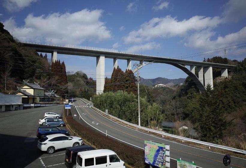 חדר משפחתי, Kashi Besso Takachiho