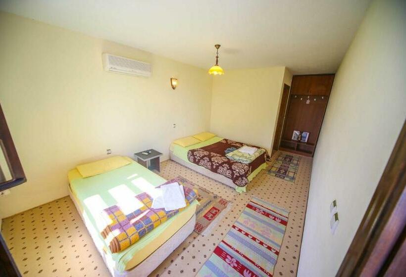 חדר סטנדרט לשלושה, Troia Pension