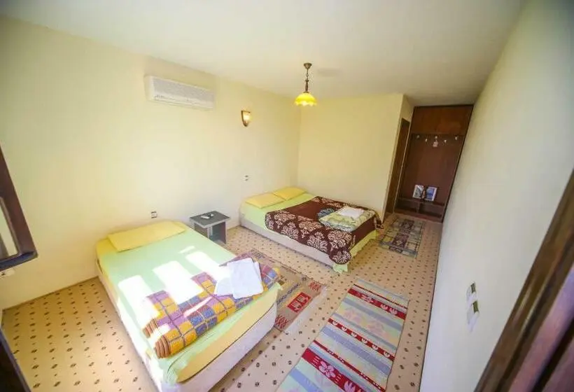 Standard Kolmen Hengen Huone, Troia Pension