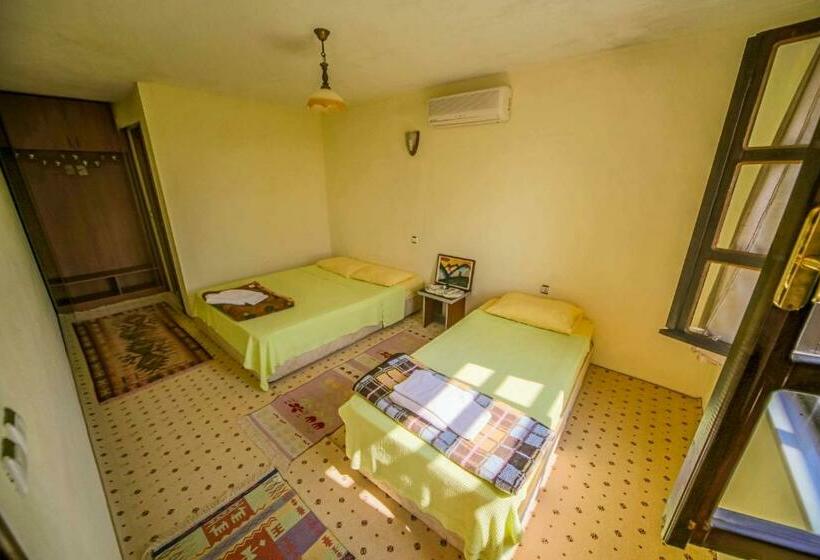 חדר סטנדרט לשלושה, Troia Pension