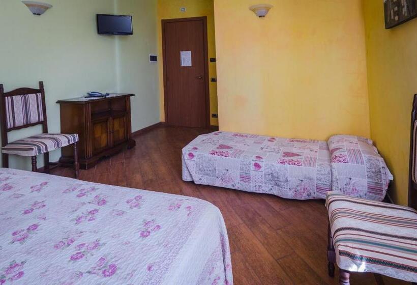 חדר סטנדרט לשלושה, All'ombra Del Castello