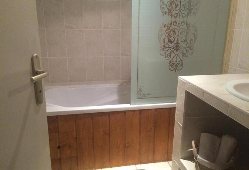 غرفة قياسية مزوَّدة بشُرفة, Chambres D'hôtes Les Templiers