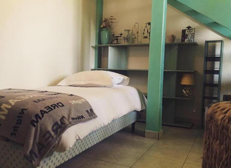 غرفة قياسية ثلاثية, Chambres D'hôtes Les Templiers