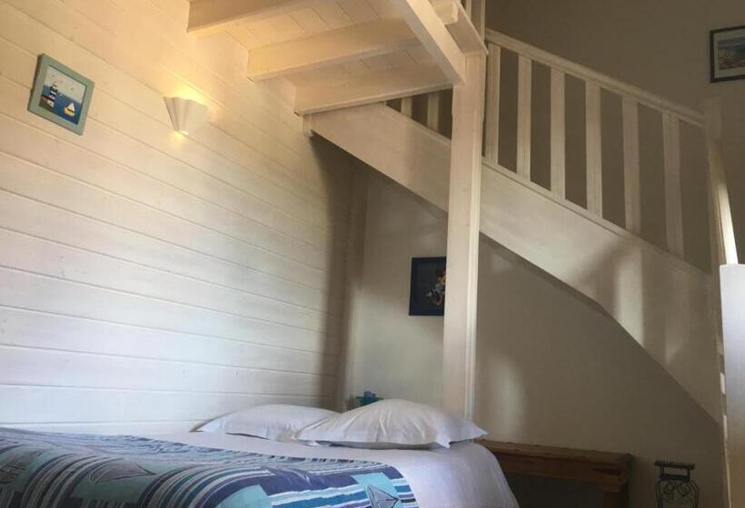 غرفة قياسية رباعية مزودة بشُرفة, Chambres D'hôtes Les Templiers