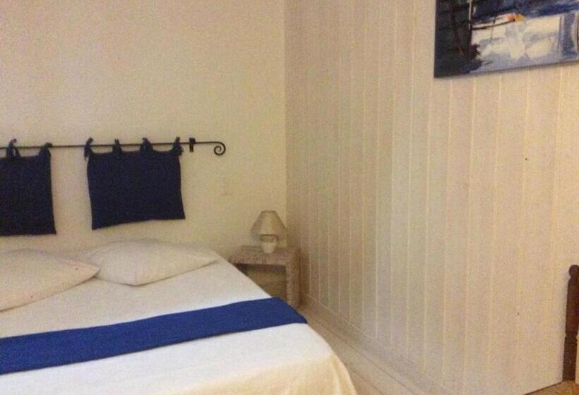 غرفة قياسية رباعية مزودة بشُرفة, Chambres D'hôtes Les Templiers