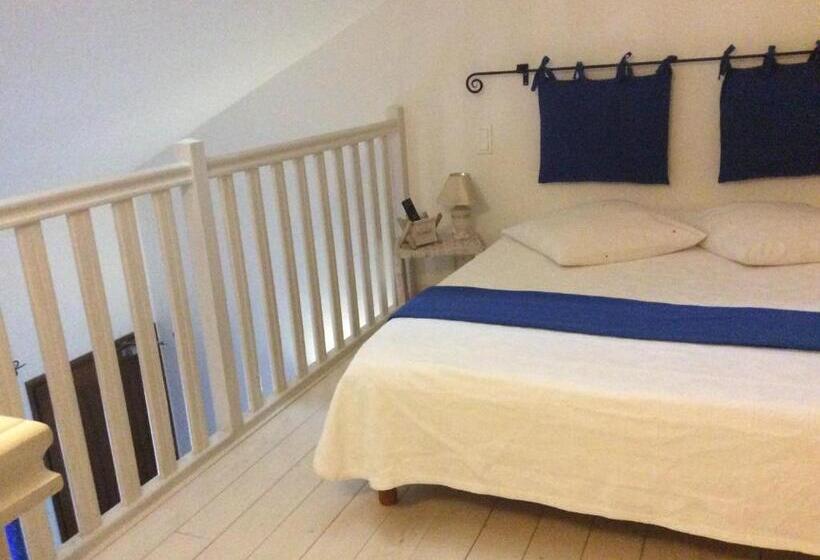 غرفة قياسية رباعية مزودة بشُرفة, Chambres D'hôtes Les Templiers