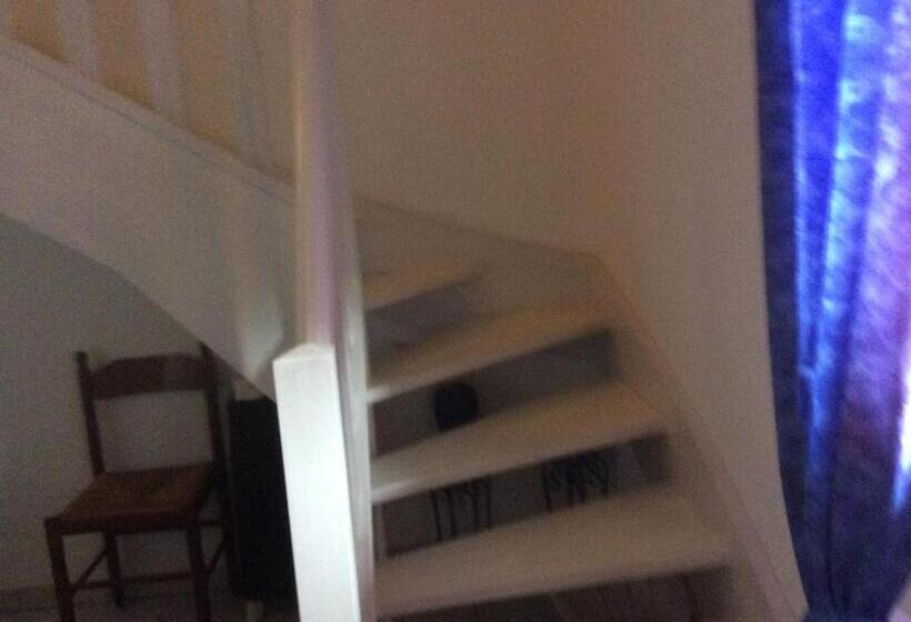 غرفة قياسية رباعية مزودة بشُرفة, Chambres D'hôtes Les Templiers