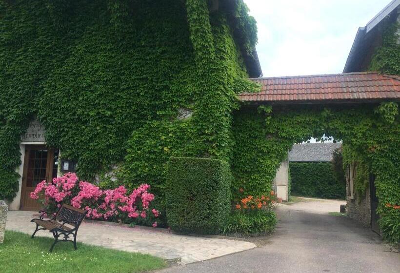 غرفة قياسية رباعية مزودة بشُرفة, Chambres D'hôtes Les Templiers